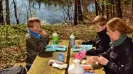 Familie spiser frokost ved madpakkested i Norddjurs