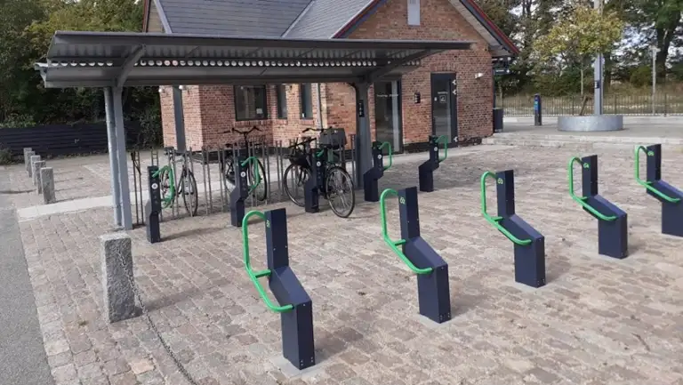 Cykelparkering ved Trustrup station.